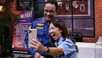 Anies di-roasting soal Formula E sampai banjir Jakarta. Momen itu terjadi dalam acara Lapor Pak! yang tayang di Trans7, Selasa (9/11) malam. Anies hadir sebagai bintang tamu di acara itu. Roasting sendiri adalah bentuk komedi yang melibatkan ejekan. Komedi roasting untuk menghormati individu dengan cara unik, yang paling penting adalah harus dengan persetujuan yang akan di-roasting. Dok. akun Twitter @aniesbaswedan