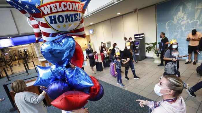 Asik Banget, Turis Dunia Kini Bisa Melancong Lagi ke AS Amerika Serikat sudah dibuka sepenuhnya untuk pendatang internasional. Sebelumnya, pembatasan AS telah ditutup selama 20 bulan akibat pandemi.