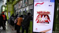 Sejumlah nakes dan guru mengantre tiket gratis di kawasan Stasiun Gambir, Jakarta Pusat, Rabu (10/11/2021).