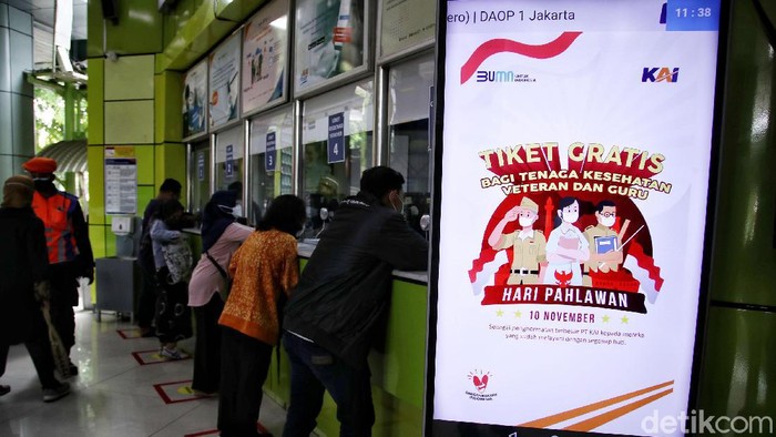 Sejumlah nakes dan guru mengantre tiket gratis di kawasan Stasiun Gambir, Jakarta Pusat, Rabu (10/11/2021). Kabar baik bagi nakes, guru, dan veteran. Menyambut Hari Pahlawan, PT KAI membagikan voucher tiket KA Jarak Jauh secara gratis kepada ketiga kategori tersebut.