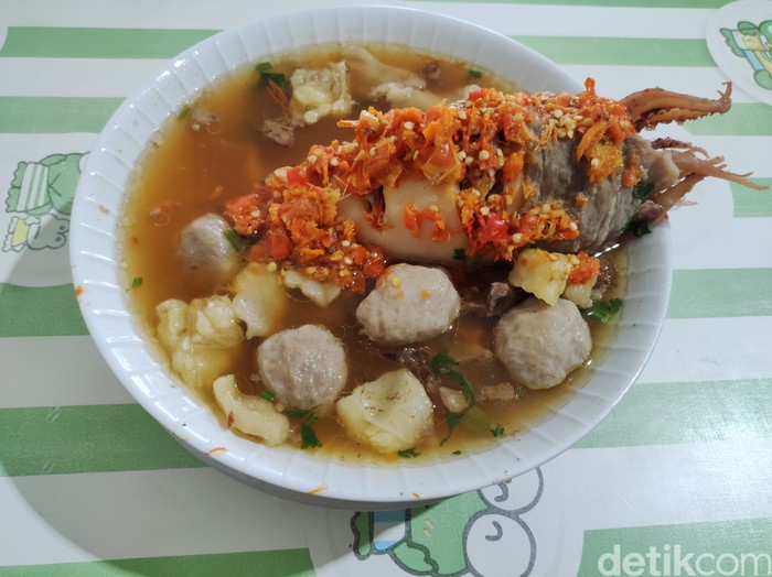 Bakso Wo'Ah : Kekenyangan Makan Bakso Cumi Raksasa 1,2 Kilogram
