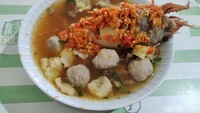 Bakso satu ini pasti disukai ara penggemar makanan pedas. Bakso cumi raksasa dengan kuah jablay ini adalah racikan di Warung Bakso Woah Mba Audi. Foto: detikFood/Devi S. Lestari