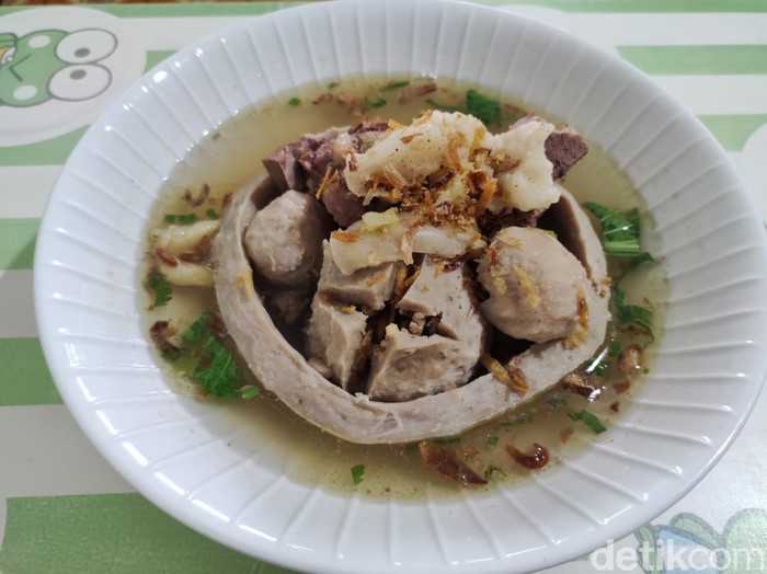 Bakso Wo'Ah : Kekenyangan Makan Bakso Cumi Raksasa 1,2 Kilogram