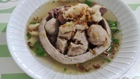 Bakso mangkok pernah hits dan viral di media sosial. Sesuai dengan namanya, bakso ini berbentuk mangkok dengan isian bakso kecil di dalamnya. Foto: detikFood/Devi S. Lestari