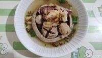 Bakso cumi raksasa ini sempat viral beberapa waktu lalu, Mba Audi bahkan sempat kewalahan menerima pembeli. Sehari ia dan sang suami membutuhkan hingga 100 kilo daging sapi dan 100 kilogram cumi segar.  Foto: detikFood/Devi S. Lestari