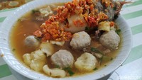 Bukan hanya menyediakan bakso cumi, di sini juga ada bakso mangkok, bakso burger hingga bakso bakar yang tak kalah menggoda. Seporsi bakso dibanderol mulai Rp 20 ribuan hingga Rp 150 ribu per porsi. Dijamin kenyang! Foto: detikFood/Devi S. Lestari