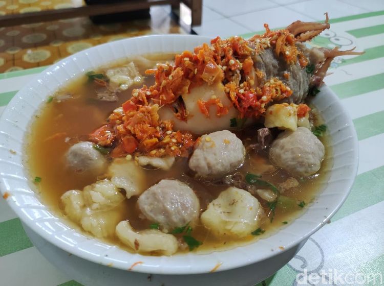 Gokil! Ada Bakso Cumi Raksasa Seberat 1,2 Kilogram