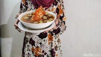 Bakso cumi raksasa di sini tak main-main, Mba Audi, sang pemilik, hanya menggunakan cumi berukuran besar. Satu ekor cumi yang dipakai bahkan beratnya mencapai 1-1,5 kilogram.  Foto: detikFood/Devi S. Lestari