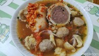Di sini ada beberapa ukuran mulai dari bakso cumi ukuran sedang, jumbo, extra jumbo, extra XL, ukuran XXL dan ukuran triple XL. Foto: detikFood/Devi S. Lestari