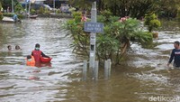 Banjir lebih dari 1 meter juga terjadi di Jalan PKP Mujahidin, Tugu Bank Indonesia, Jalan Kelam. Lalu lintas di Jalan Lintas Melawi, Jalan Bukit Kelam, dan Jalan Pasar Sungai Durian saat ini ditutup. (Adi Saputro/detikcom)