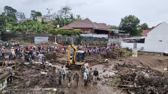 Batang kayu yang terbawa banjir bandang di Kota Batu