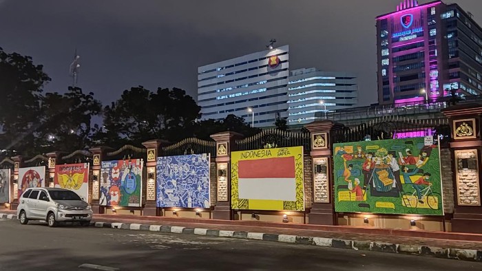 Polri merubah ‘wajah’ markas besarnya. Saat ini sepanjang sisi muka Lapangan Bhayangkara, seberang Mabes Polri, dipenuhi lukisan mural.