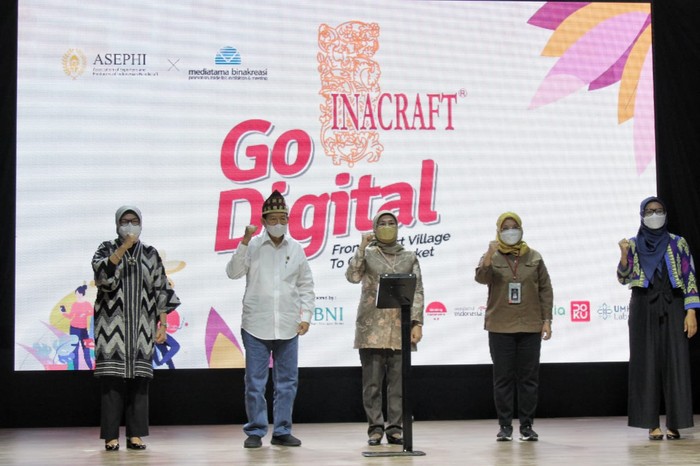 BNI turut mendukung pameran yang menampilkan beragam jenis produk berupa kerajinan batik, tenun, dan fashion.