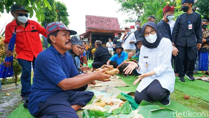 Memasuki masa tanam untuk 2022, para petani di Banyuwangi menggelar tasyakuran Bubak Sawah. Mereka menggelar tasyakuran dekat dengan irigasi pertanian.