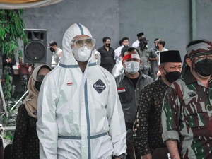 Apresiasi Nakes, Bupati Kendal Pakai APD Pimpin Upacara Hari Pahlawan