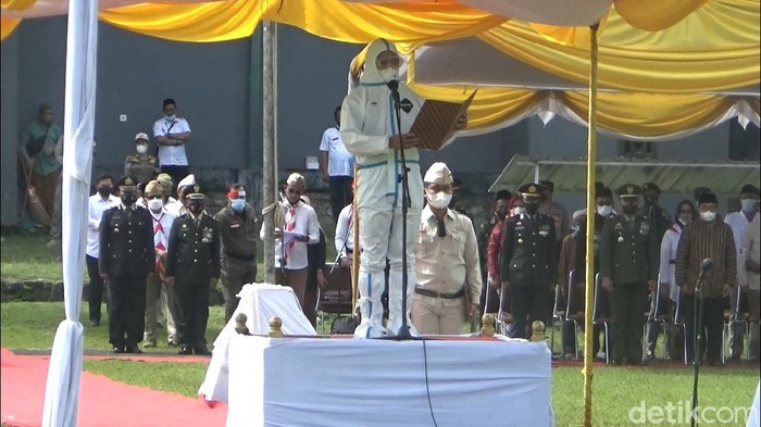 Bupati Kendal Pimpin Upacara Gunakan Baju Hazmat Bupati Kendal, Dico M Ganinduto melakukan upacara peringatan Hari Pahlawan menggunakan baju hazmat sebagai dedikasi untuk para pahlawan medis.