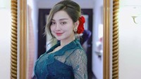 Cupi Cupita tampil anggun mengenakan kebaya rancangan Ayung Berinda. Kebaya tersebut membuat Cupi Cupita terlihat beda. Foto: dok. Instagram Cupi Cupita