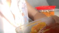 Perempuan yang terkenal dengan Goyang Basah ini juga sangat doyan makan seafood. Ia bahkan punya satu sorotan di instagramnya yang berisi momen kulinerannya. Baso aci dan kepiting jadi makanan favoritnya.  Foto: Instagram @cupitagobas19