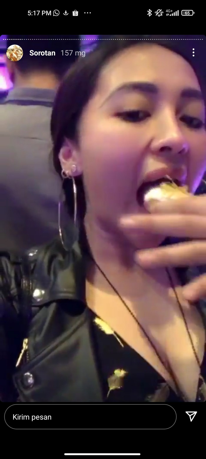 Cupi Cupita, Pedangdut Seksi yang Doyan Ngemil Burger Cupi Cupita, Pedangdut Seksi yang Doyan Ngemil Burger