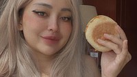 Perempuan berdarah Bandung ini kerap membagikan pengalaman kulinernya. Cupi Cupita juga sering memamerkan saat dirinya makan. Salah satunya ada burger yang siap ia santap. Foto: Instagram @cupitagobas19