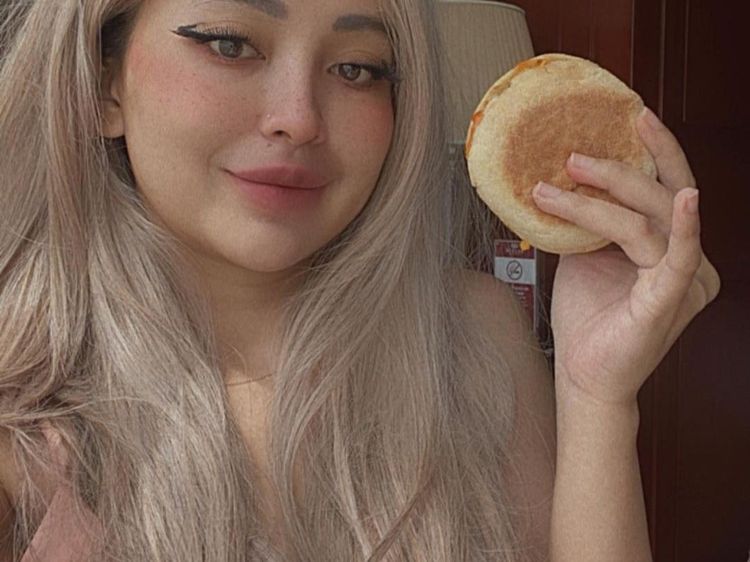 Cupi Cupita, Pedangdut Seksi yang Doyan Ngemil Burger