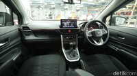Dashboard dari All New Xenia 1.5 R CVT ASA ADS didominasi warna hitam dan juga merah. Namun untuk menyeimbangkan, Daihatsu juga memberikan warna aluminum brush di area tiang setir dan juga bingkai dari konsol tengah tempat pengaturan AC dan shifter. (Muhammad Hafizh Gemilang/detikOto)