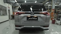 Geser ke belakang, kalau dulu Xenia punya model pintu bagasi atau model bodi belakang yang menggembung, kini Xenia hadir lebih berotot. Tarikan garis tegas juga hadir di sekujur bodi belakang dan ditambah lagi dengan model lampu belakangnya yang modern, membuat Xenia yang lama tampak sangat ketinggalan zaman modelnya. (Muhammad Hafizh Gemilang/detikOto)