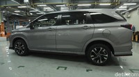 Dari samping baru keliatan, Xenia terbaru ini menjadi lebih ceper dan juga memanjang dimensinya. Di atas kertas, Xenia terbaru ini panjangnya 4.395 mm atau lebih panjang sekitar 20,5 cm dari yang lama. Lebarnya pun melebar, namun tak signifikan. Xenia terbaru ini punya lebar 1.730 mm atau lebih lebar sekitar 7 cm. Dan tingginya berkurang 4 cm, menjadi 1.655 mm. Lalu untuk urusan jarak sumbu roda pun kini memanjang sekitar 9,5 cm menjadi 2.750 mm dan ground clearance atau jarak ke tanahnya meningkat sedikit menjadi 205 mm. (Muhammad Hafizh Gemilang/detikOto)