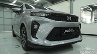 All New Xenia tipe 1.500 cc, dapat dengan mudah dibedakan dengan yang tipe 1.300 cc. Pasalnya, untuk tipe 1.5 ini, di bagian depan akan terlihat ada garis merah yang memanjang dari headlamp ke headlamp. Selain itu, untuk yang tipe ADS, juga diberikan lower skirt berwarna hitam doff yang membuat tampilannya menjadi sporty. (Muhammad Hafizh Gemilang/detikOto)