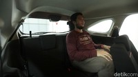 Kami juga menjajal duduk di bangku baris ketiganya. Menurut kami, berkat memanjangnya jarak sumbu roda dari Xenia terbaru ini, berimbas kepada kelegaan ruang kabinnya. Sehingga untuk duduk di bangku baris ketiga, dengan konfigurasi posisi jok baris keduanya diset tidak terlalu mundur, terasa cukup nyaman untuk saya yang punya tinggi 175 cm. (Muhammad Hafizh Gemilang/detikOto)