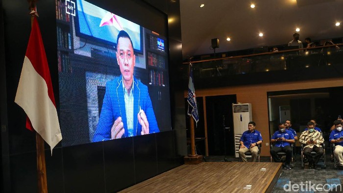 Dari Amerika Serikat AHY Minta Moeldoko Tak Ganggu Demokrat Ketua Umum Partai Demokrat (PD) Agus Harimurti Yudhoyono (AHY) menganalogikan PD seperti sebuah aset properti.