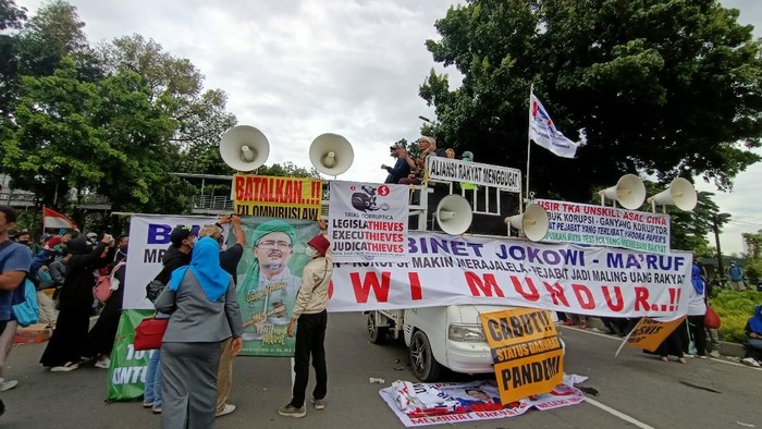 Massa dari Aliansi Rakyat menggugat demo di sekitar Patung Kuda Arjuna Wiwaha, Jakarta, Rabu (10/11/2021).
