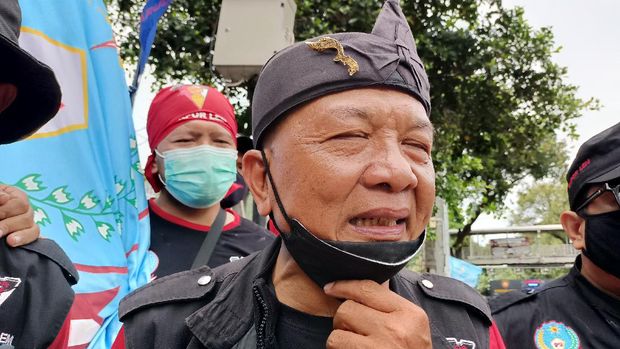 Koordinaator lapangan Federasi Serikat Logam Elektronik dan Mesin, Mohammad Sidarta, di sekitar Patung Kuda Arjuna Wiwaha, Jakarta, Rabu (10/11/2021).