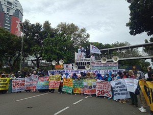 Suasana Demo 10 November di Patung Kuda, Sejumlah Ruas Jalan Ditutup