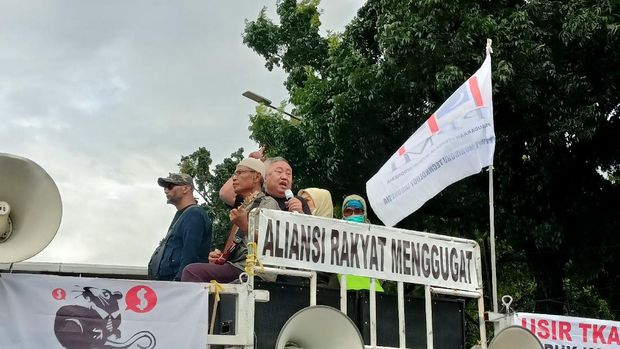 Orator massa Aliansi Rakyat menggugat berdemo di sekitar Patung Kuda Arjuna Wiwaha, Jakarta, Rabu (10/11/2021).