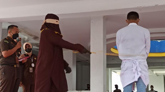 Eksekusi hukuman cambuk di Banda Aceh (Agus-detikcom)