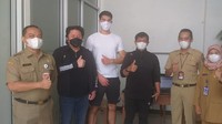 Dirjen Kependudukan dan Pencatatan Sipil Kementerian Dalam Negeri (Kemendagri) Zudan Arif Fakrulloh membenarkan kabar itu. Dikatakan Zudan, Elkan mendapatkan kewarganegaraannya bukan dengan cara naturalisasi seperti beberapa pemain sepak bola lainnya. Dok.PSSI