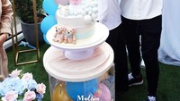 Saat masih hamil, Felicya dan Hito sempat mengadakan gender reveal party untuk menginformasikan jenis kelamin sang anak. Hiasan berwarna merah muda dan biru mendominasi di pesta kebun tersebut. Ada juga kue cantik berwarna pastel. Foto: Instagram @felicyangelista_