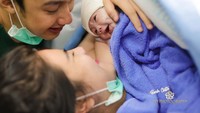Anak pertama Felicya Angelista dan Caesar Hito berjenis kelamin perempuan. Namanya Graziella Bible Emmanuela. Foto: Instagram @felicyangelista_