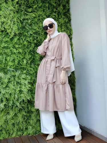 Foto gaya hijab dan busana Adelia Pasha.
