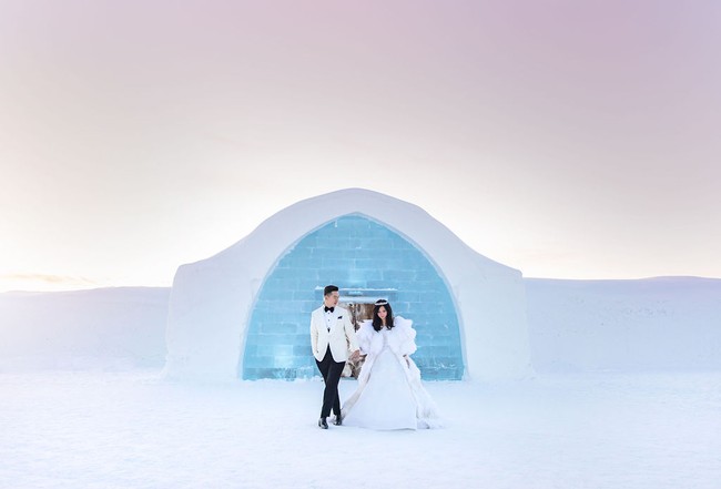 Video unggahan durasi 36 detik itu,terlihat keluarga terdekat hadir saat acara pernikahan. Kedua pengantin tampil elegan dengan memakai busana bernuansa putih. Acara pernikahan tersebut dilengkapi dengan fasilitas tak biasa. Seperti mobil iringan pengantin diarak menggunakan kereta rusa, lokasi untuk mengikat janji suci untuk pengantin terbuat dari es. Foto: Dok/Maxima Production.