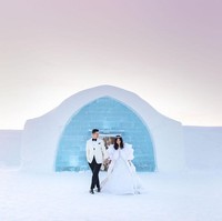 Video unggahan durasi 36 detik itu,terlihat keluarga terdekat hadir saat acara pernikahan. Kedua pengantin tampil elegan dengan memakai busana bernuansa putih. Acara pernikahan tersebut dilengkapi dengan fasilitas tak biasa. Seperti mobil iringan pengantin diarak menggunakan kereta rusa, lokasi untuk mengikat janji suci untuk pengantin terbuat dari es. Foto: Dok/Maxima Production.