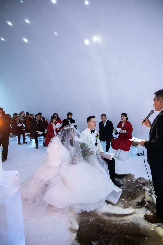 Kisah pasangan Indonesia menikah di Kutub Utara tersebut diunggah oleh akun TikTok jasa pernikahan @maxima_pro. Akun tersebut menjelaskan jika pengantin asal Indonesia ini membuat konsep yang unik untuk hari pernikahannya. Dan kedua mempelai tersebut menjadi pengantin Indonesia pertama yang menikah di Kutub Utara.  Foto: Dok/Maxima Production.