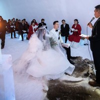 Kisah pasangan Indonesia menikah di Kutub Utara tersebut diunggah oleh akun TikTok jasa pernikahan @maxima_pro. Akun tersebut menjelaskan jika pengantin asal Indonesia ini membuat konsep yang unik untuk hari pernikahannya. Dan kedua mempelai tersebut menjadi pengantin Indonesia pertama yang menikah di Kutub Utara.  Foto: Dok/Maxima Production.