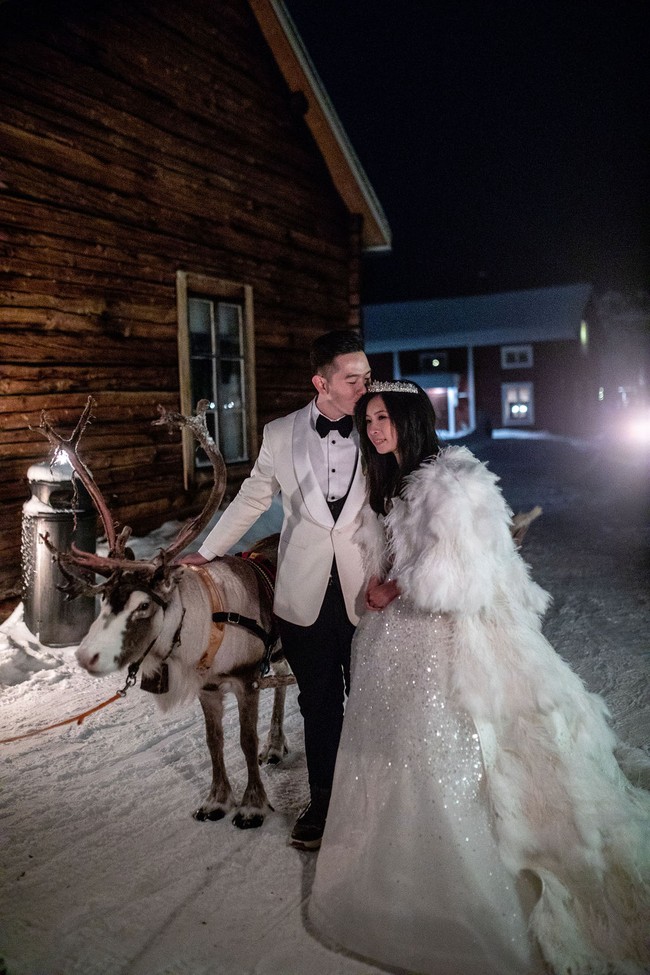 Pengantin ingin melaksanakan pernikahan impian mereka yang memang berbeda dari pengantin-pengantin kami sebelumnya. Kami memberi beberapa option tema acara dan lokasi, tentunya menyesuaikan waktu yang diinginkan pengantin. Salah satu lokasinya di Ice Hotel Sweden yang langsung dipilih oleh pengantin. Foto: Dok/Maxima Production.