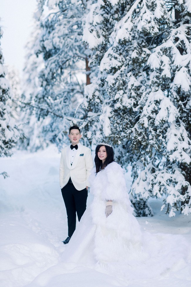 Pernikahan ke ujung dunia. Pengantin asal Indonesia Pertama yang menikah di Kutub Utara. Kayak di dongeng-dongeng ala Elsa Fozen di kartun Disney ya, tulis akun TikTok @maxima_pro. Foto: Dok/Maxima Production.