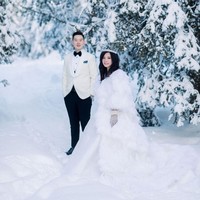 Pernikahan ke ujung dunia. Pengantin asal Indonesia Pertama yang menikah di Kutub Utara. Kayak di dongeng-dongeng ala Elsa Fozen di kartun Disney ya, tulis akun TikTok @maxima_pro. Foto: Dok/Maxima Production.