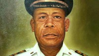 Frans Kaisiepo merupakan mantan Gubernur Papua. Ia dikenal sebagai pejuang yang mempersatukan Irian Jaya. Ia muncul dalam uang Rp 10 ribu. (Foto: Situs Kementerian Sosial)