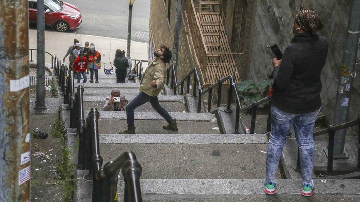 Gegara Joker, Tangga di New York Diserbu Turis People pose on the steps between two apartment buildings, in the Bronx borough of New York. The stairs have become a tourist attraction in recent weeks since the release of the movie βJoker.β In the movie, lead actor Joaquin Phoenix dances as he goes down the steps, wearing a bright red suit and clown makeup. (AP Photo/Bebeto Matthews)