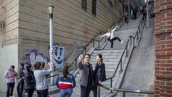 Dulunya hanya anak tangga biasa, kini lokasi tersebut dikenal dengan sebutan Joker Stairs. Bahkan, di Google Maps, tangga tersebut sudah diberi label Joker Stairs.  